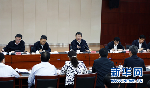 5月9日，中共中央总书记、国家主席、中央军委主席习近平到党的群众路线教育实践活动联系点河南省兰考县，指导兰考县委常委班子专题民主生活会并发表重要讲话。记者 鞠鹏 摄