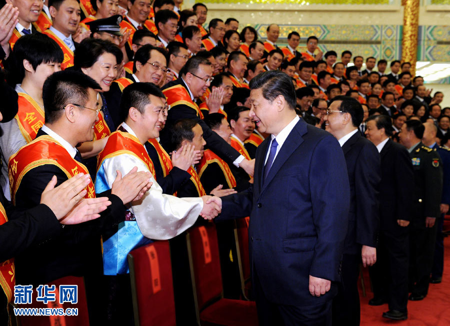 5月27日，党和国家领导人习近平、李克强、刘云山等在北京人民大会堂会见第六次全国军转表彰大会受表彰代表。记者饶爱民摄