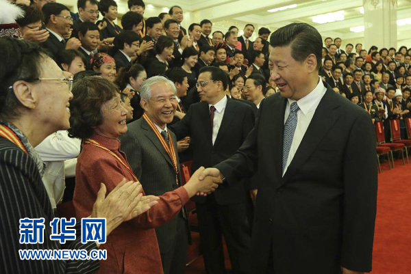 9月9日，党和国家领导人习近平、李克强、刘云山、张高丽等在北京人民大会堂会见庆祝第三十个教师节暨全国教育系统先进集体和先进个人表彰大会受表彰代表。记者 兰红光 摄