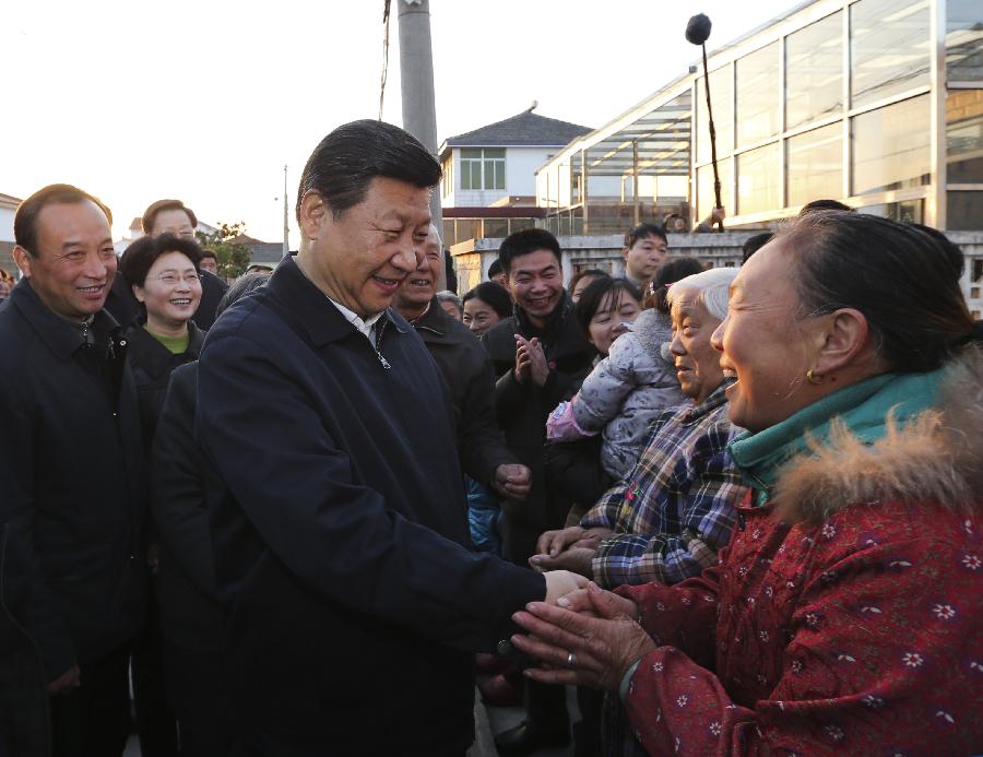 12月13日至14日，中共中央总书记、国家主席、中央军委主席习近平在江苏调研。这是13日下午，习近平在镇江市丹徒区世业镇永茂圩自然村调研时同村民亲切握手交谈。新华社记者 兰红光 摄 