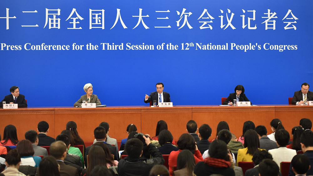 　　3月15日，国务院总理李克强在北京人民大会堂与中外记者见面，并回答记者提问。新华社记者 刘卫兵 摄