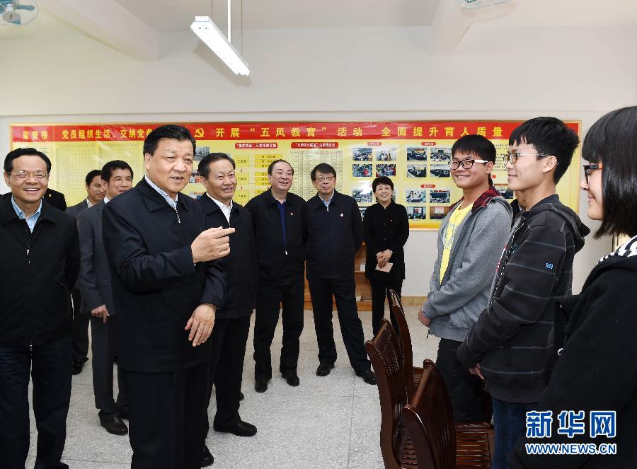 4月11日至13日，中共中央政治局常委、中央书记处书记刘云山在广西调研。这是4月12日，刘云山在玉林高中调研学校党建工作时与学生亲切交谈。新华社记者 饶爱民 摄