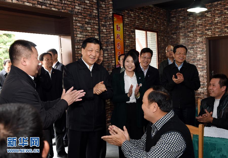 4月11日至13日，中共中央政治局常委、中央书记处书记刘云山在广西调研。这是4月11日，刘云山在梧州市万秀区凤凰村参观中共广西第一个农村党支部纪念馆。新华社记者 饶爱民 摄