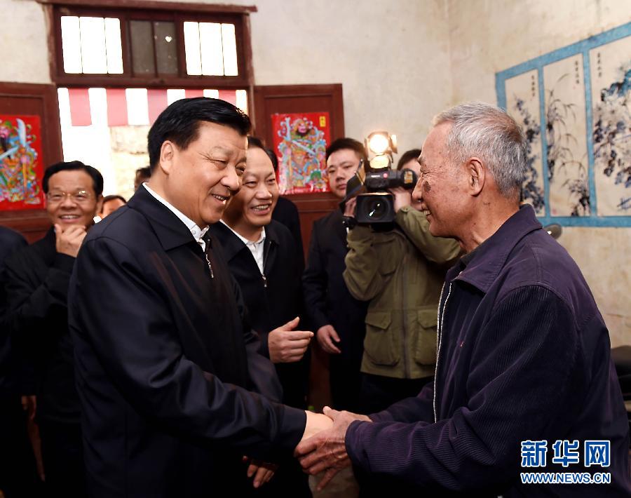 4月11日至13日，中共中央政治局常委、中央书记处书记刘云山在广西调研。这是4月11日，刘云山在梧州市万秀区凤凰村调研基层党建工作并看望村民。新华社记者 饶爱民 摄